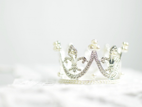 Silver crown, women in Islam.